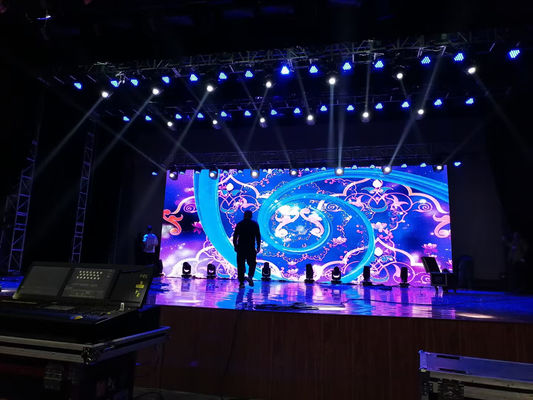 Pantalla LED de color completo en interiores que ofrece altas tasas de actualización de 3840 Hertz para una pantalla de video sin parpadeo y suave