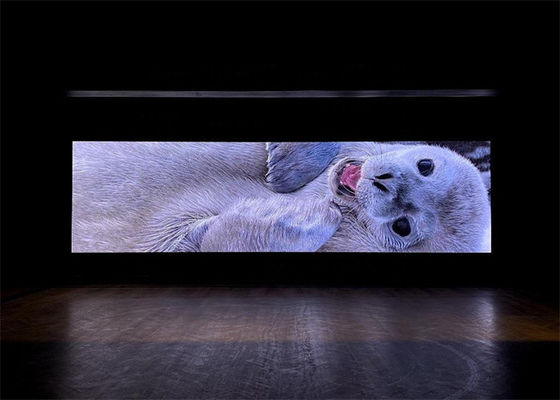 Pantalla LED RGB para interiores que ofrece una reproducción de color vívida e imágenes claras sin parpadeo, mejorando el impacto visual en los lugares.