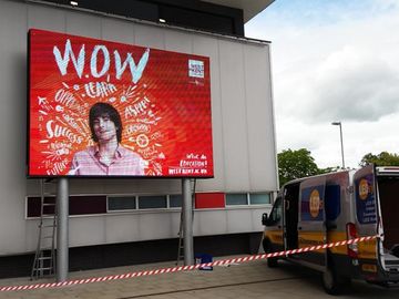 Pantalla de aluminio fundido por inyección de hierro Caja / Alquiler Comercial Exhibición LED de color completo al aire libre para publicidad en la calle y en los supermercados