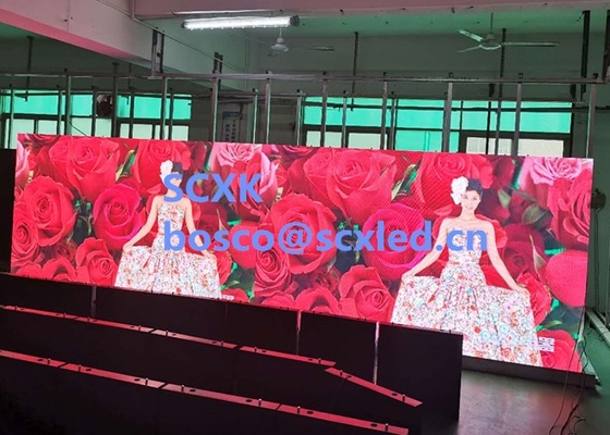 Tienda de ropa P2.5 Poster Espejo Interior Full Color LED 192mm X 192mm Display LED a todo color
