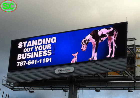 Prenda impermeable llevada fija al aire libre video de la cartelera de la exhibición de la publicidad gran