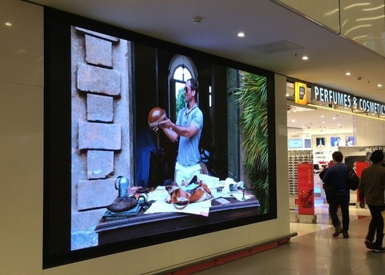 Color completo 1R1G1B Pegamento de composición de píxeles En la pantalla LED a bordo con 100 vida útil y tamaño del gabinete 640 * 640MM