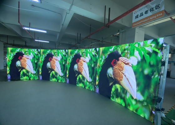 Revestimiento de aluminio fundido HD módulo flexible para interiores P2 módulo LED flexible para pantalla publicitaria