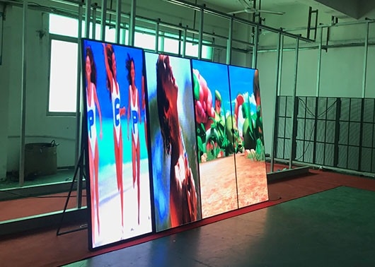 SMD2121 Chips LED Poster Display Panel de aluminio 680x2000mm Tamaño de pantalla para la pantalla