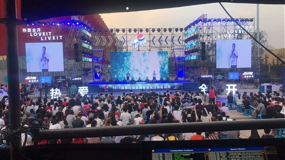 Full Color HD LED Billboard P4 DC5V Estadio al aire libre Aplicación comercial de inicio