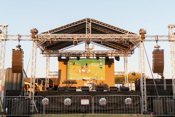 Pantalla de aluminio fundido a presión de color P2 LED / 2500 nits Gran pantalla LED exterior