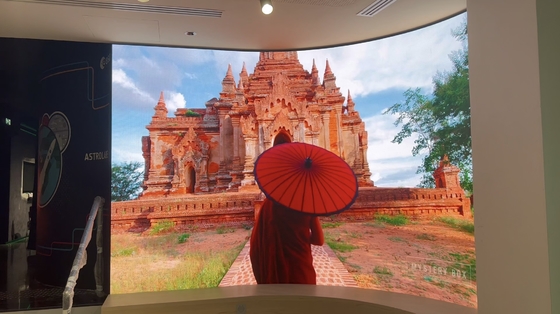 P2.5 Panel de visualización de vídeo LED en interiores con alta tasa de actualización de publicidad pantallas de 640x640 mm para pared de publicidad, 3840 tasa de actualización, soporte de diseño curvo