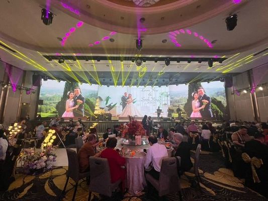 Buen precio Pantalla de aluminio fundido a presión 62500/M2 Densidad de píxeles Pantalla LED de publicidad comercial Cartelera LED controlador en línea