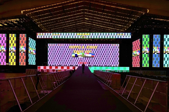 Pantalla de aluminio de fundición a presión Instalación fija / alquiler Sala de conferencias personalizable Ultra HD P2.5 Pantalla LED de color completo en interiores