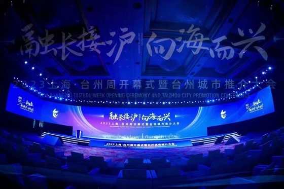 P6 Pantalla de aluminio fundido a presión de color LED para interiores para centros comerciales / aeropuertos, 384mmx192mm