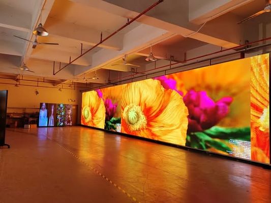 Buen precio Pantalla LED a color para exteriores, 5500 de brillo, 250000 puntos/m² de densidad de puntos para soluciones de publicidad exterior en línea