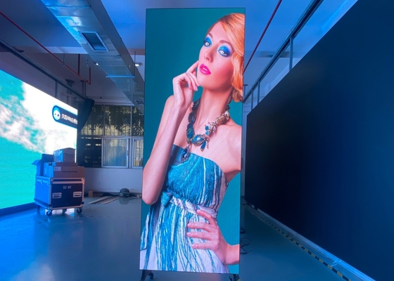 Pantalla de anuncios vertical P2.5 Pantalla LED de interior inteligente de tono pequeño 1R1G1B HD