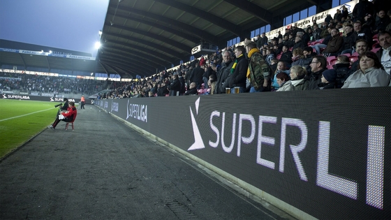 Marcadores LED de acero laminado en frío para estadios deportivos, resolución de 40000 píxeles/m² para eventos a gran escala