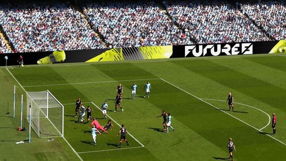 Relación de contraste 5000:1 y brillo ≥6500 cd/m2 para señalización de alta luminosidad en arenas de competición