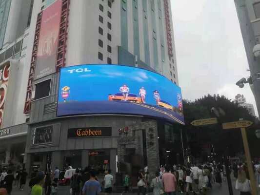 Pantalla LED a todo color exterior con alta tasa de actualización y contraste de color para presentaciones visuales claras y vibrantes