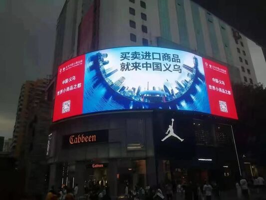 Pantalla LED a todo color exterior con alta tasa de actualización y contraste de color para presentaciones visuales claras y vibrantes