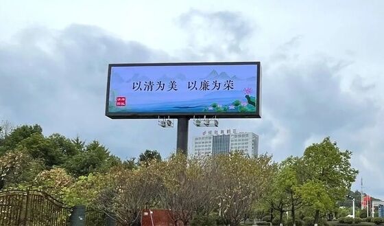 Pantalla LED a color para exteriores con alto brillo superior a 8000 candelas por metro cuadrado para una visualización clara en exteriores