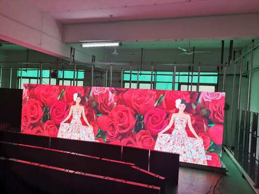 Buen precio Pantalla LED a todo color P2.5 para interiores con gestión avanzada de brillo y calibración de color para una experiencia visual consistente en línea