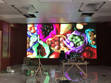 Pantalla LED SMD P5 interior fijada en un gabinete de acero con una densidad de 40.000 puntos/m2