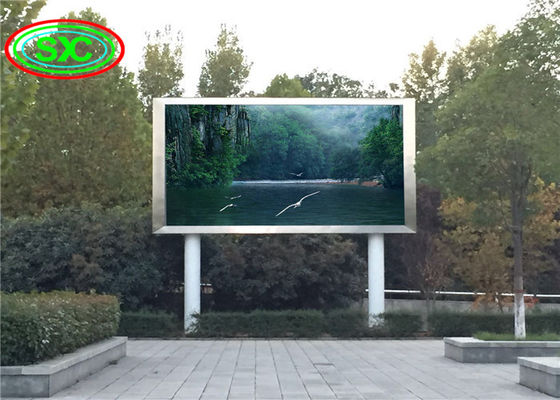 Display LED profesional P 10 SMD para estadios con relación de contraste 5000 1