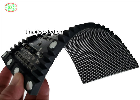 Buen precio P4 Curva de pantalla de video LED cortina de pantalla flexible LED módulo de visualización de color completo en línea