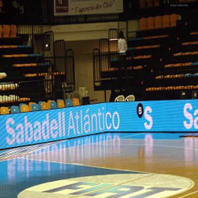 Vista ultra clara de las pantallas publicitarias LED alrededor del campo de fútbol