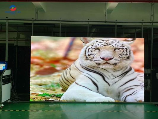 Instalación curva disponible para gabinetes de 500x500mm y 500x1000mm de pantalla LED a todo color en interiores