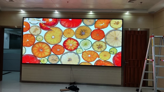 Display LED de color completo en interiores Tecnología SMD P3 3840Hz Alta actualización 111111 píxeles/m2 y 900cd/m2 Brillo de balance de blancos
