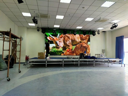 Ahorro energético en interiores con pantalla LED a todo color p3.91 con ajuste automático de brillo y ángulo de visión horizontal de 120 grados