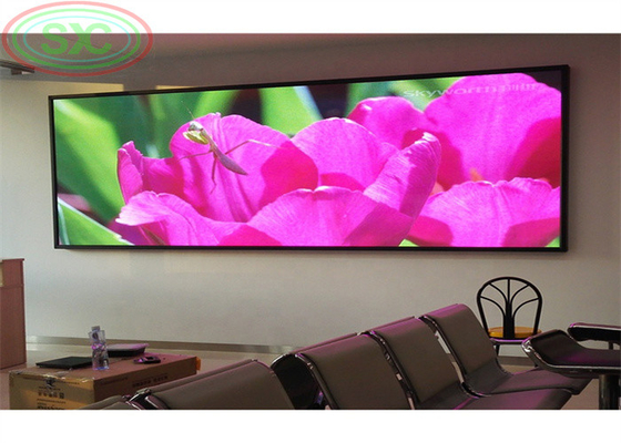 la pantalla interior de 4K P3.91 LED montó en la ayuda de la pared modifica el marco para requisitos particulares