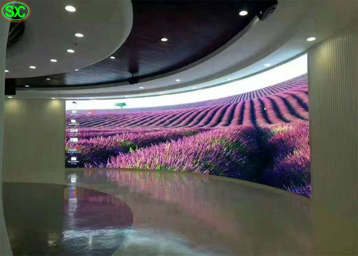 P6 llevó la pantalla LED a todo color interior de la curva el destellar, sistema de 27777 Dots Per Square Meter Novar