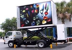Exhibición llevada a todo color al aire libre delgada silenciosa Hd/Van Screens Wall de Square Led de elevación