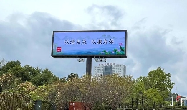 Pantalla de publicidad LED de exterior a todo color P4 SMD 3535 gabinete de hierro a prueba de agua, 3840hz frecuencia de actualización