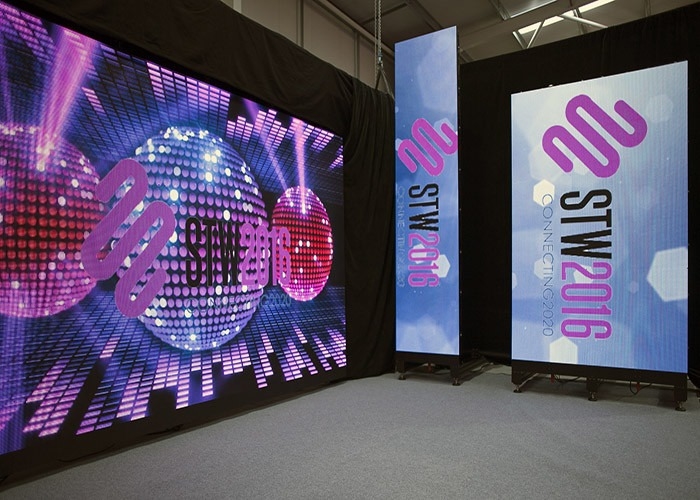 P2.5 Aluminio fundido a presión en interiores / alquiler pantalla LED a todo color IP43 cartel publicitario 3D impermeable