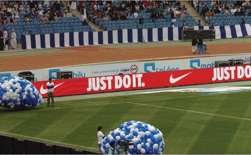 Resolución de píxeles 40000Píxeles/m2 Pantalla LED de estadio con alta relación de contraste 5000 1 y brillo ≥6500cd/m2