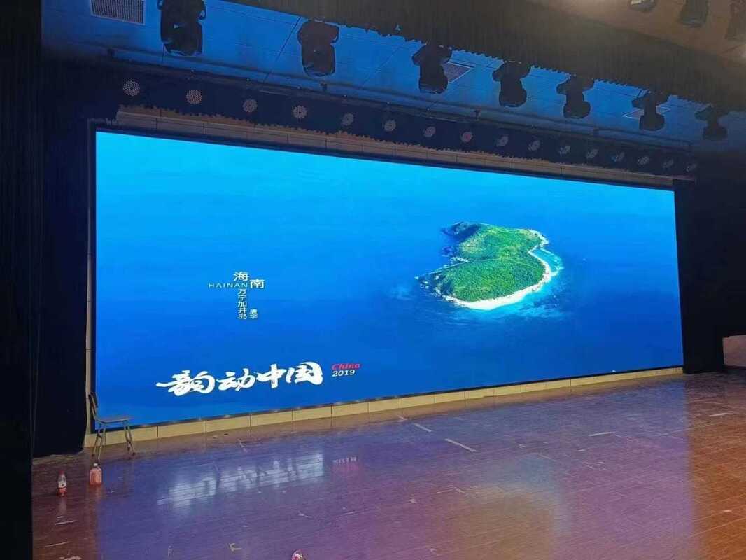 Pantalla LED de color completo en interiores que ofrece altas tasas de actualización de 3840 Hertz para una pantalla de video sin parpadeo y suave