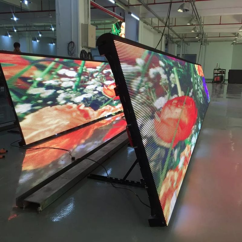 Vista ultra clara de las pantallas publicitarias LED alrededor del campo de fútbol