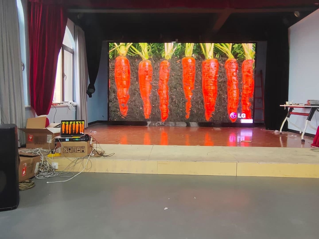 Cartelera interior de la pantalla de visualización P3 LED del LED para hacer publicidad de la reproducción de vídeo de alquiler del contexto de la etapa