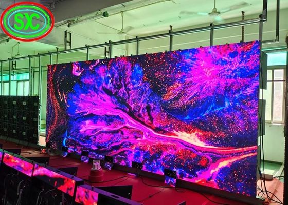 Buen precio P2.5 ESCUPEN la exhibición llevada a todo color interior llevada de la pared video anticolisión de la prenda impermeable de la exhibición en línea