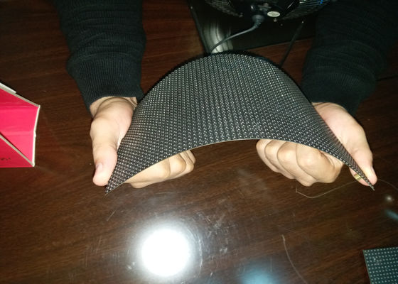 Buen precio La exhibición llevada suave interior de HD P4 SMD, 1/16 de las exploraciones curvadas llevó los módulos flexibles llevados interiores de la exhibición en línea