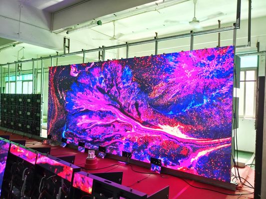 Experimenta imágenes inigualables con pantalla LED de tono fino a 360000 puntos / m2 Densidad y brillo de 1000CD / M2