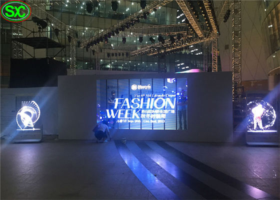 Buen precio Pantalla altamente transparente de P12mm LED para la pared de cristal de la tienda del coche, DC5V60A en línea