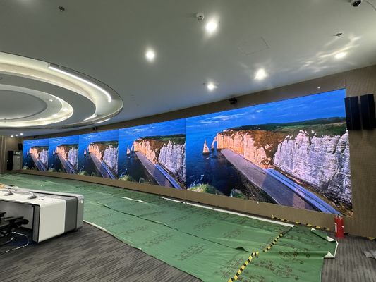 640000 puntos/m2 Pantalla LED RGB -12/50 Temperatura de funcionamiento 900w/m2-600w/m2 Consumo de energía Alta resolución