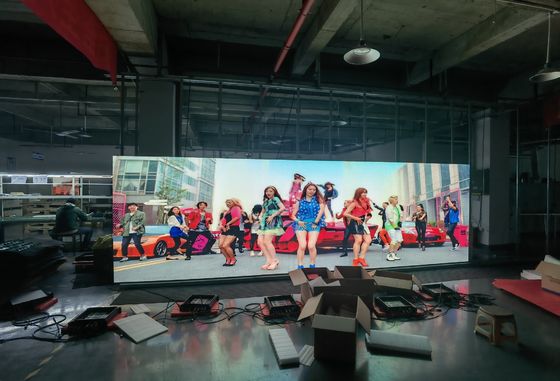 Buen precio P3 Indoor Rental Box LED Full Color SMD Screen 160.000 puntos por pie cuadrado Brillo adecuado para conciertos / escenarios en línea