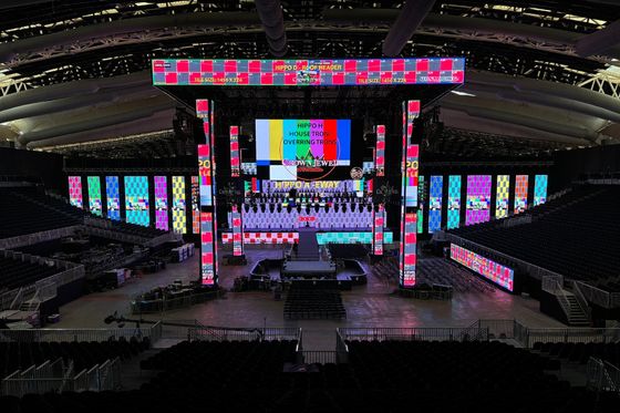 Buen precio Pantalla de aluminio de fundición a presión Instalación fija / alquiler Sala de conferencias personalizable Ultra HD P2.5 Pantalla LED de color completo en interiores en línea