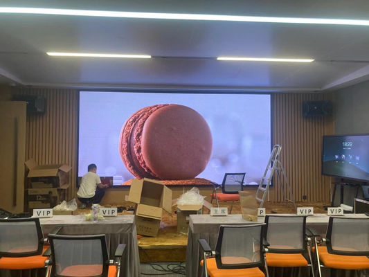 Alta luminosidad 1000 Display LED de color completo más popular en interiores con vida útil de 000 horas y tamaño del gabinete 480 * 480mm * 68mm