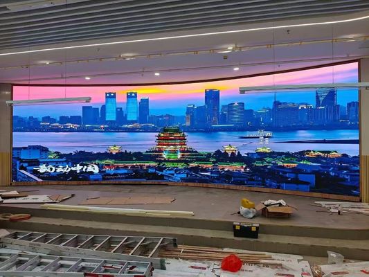 Instalación curva disponible para gabinetes de 500x500mm y 500x1000mm de pantalla LED a todo color en interiores