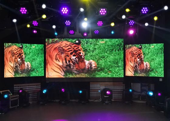 Buen precio Pantalla de alquiler con dimensiones de gabinete de 640*640 mm con lámparas LED SMD2121 en línea