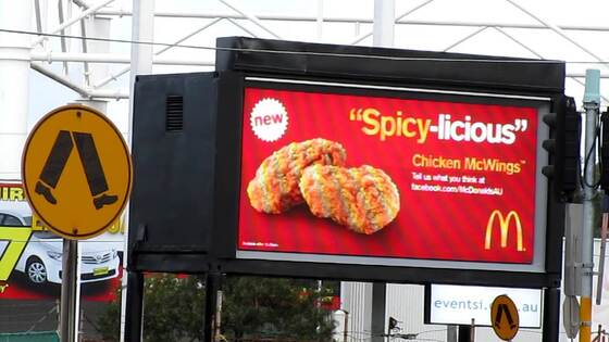 Pantalla LED de alto brillo 7000 nits P5 P6 P8 P10, valla publicitaria LED fija con frecuencia de actualización de 3840 Hz