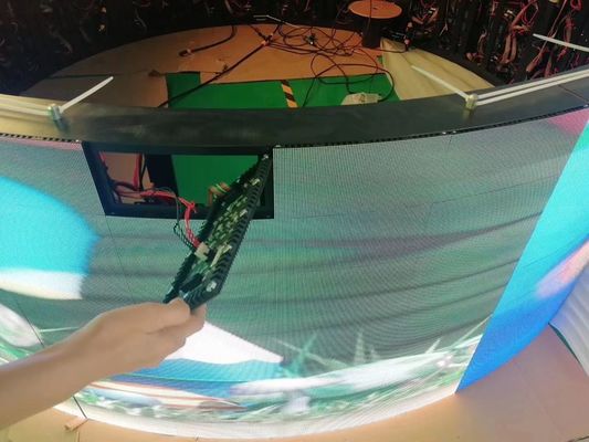 Buen precio Instale rápidamente la exhibición curvada publicidad video flexible P4 del cilindro de la pantalla del LED en línea